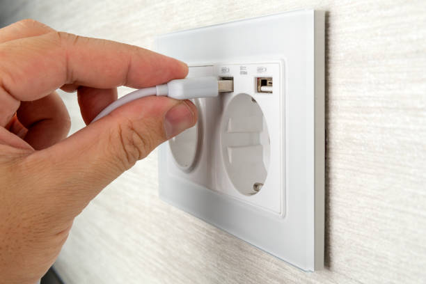 Prise USB moderne installée dans un mur blanc